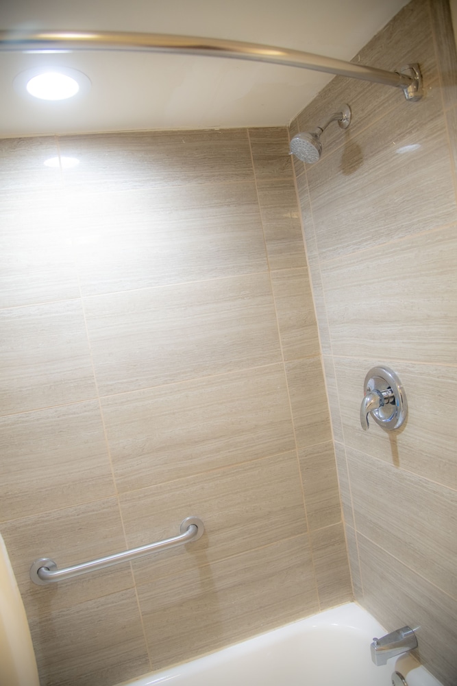 Howard Johnson Hotel & Suites by Wyndham Allentown Dorney - photo 30