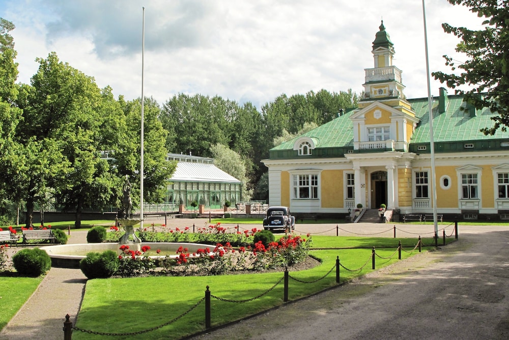 Hotel Hirvihaaran Kartano — 4-Star Luxury Hotel in Maentsaelae, Finland