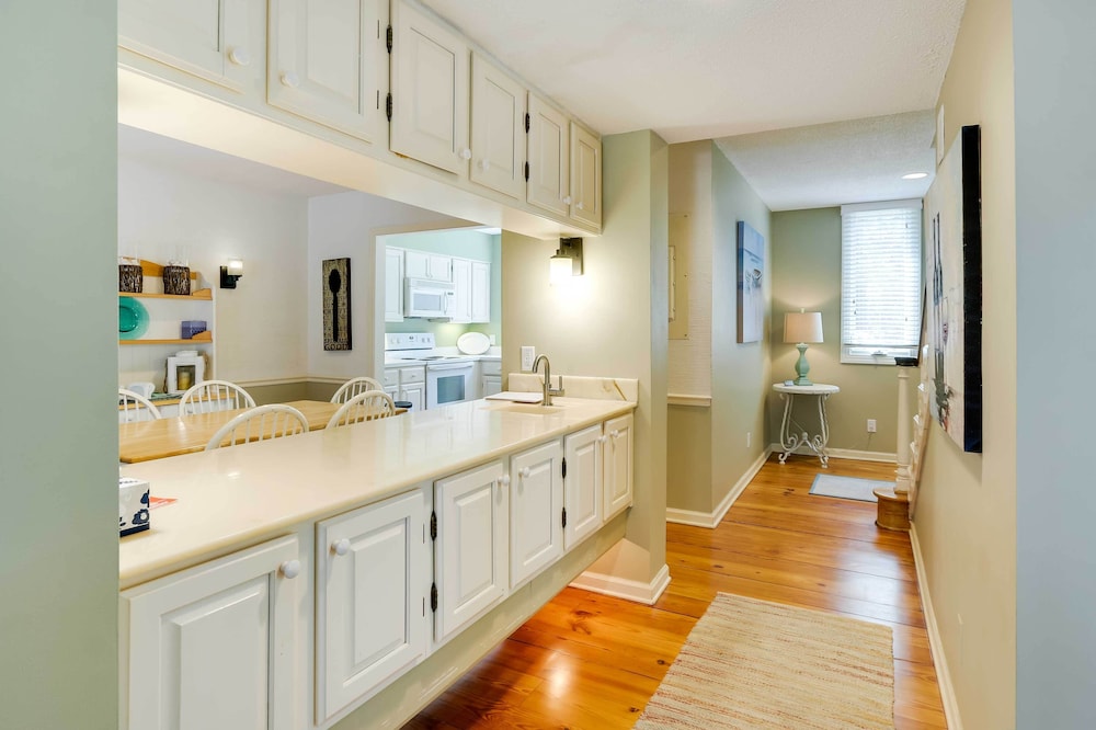 Hilton Head Resort Condo w Pool Access - photo 8