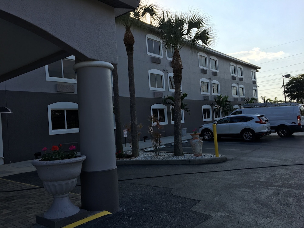 Days Inn & Suites by Wyndham Bonita Springs North Naples - photo 28