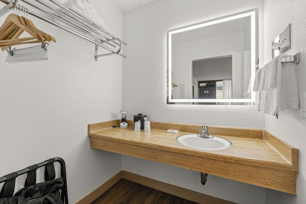 Vagabond Inn Executive Old Town - photo 40