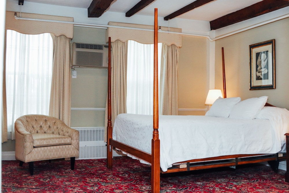 Concord's Colonial Inn - photo 9