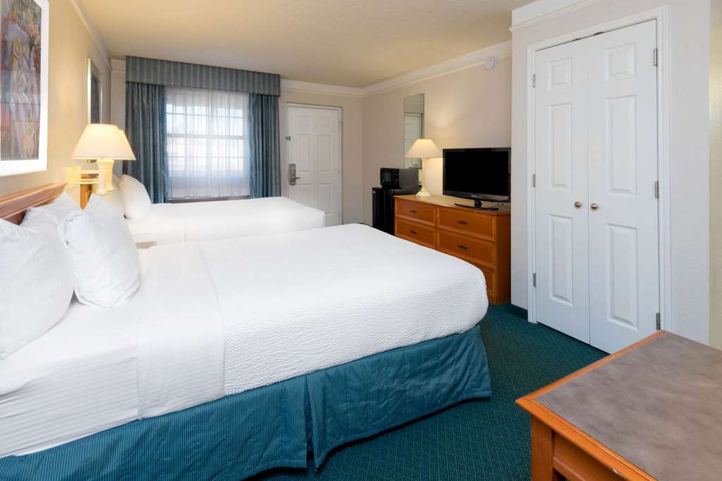 La Quinta Inn by Wyndham Farmington - photo 17
