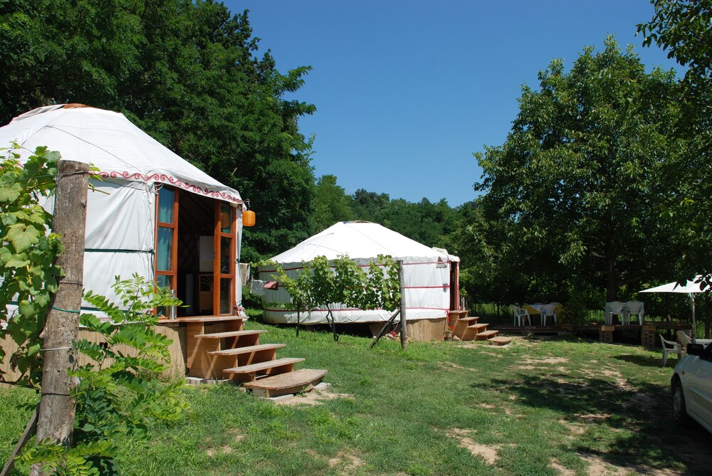 Almond Grove Yurt Hotel — hotel in Sarmellek