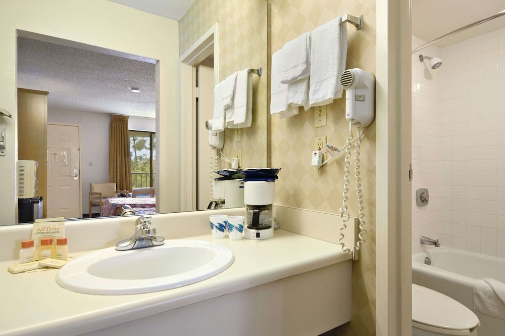 Days Inn & Suites by Wyndham Mobile - photo 30