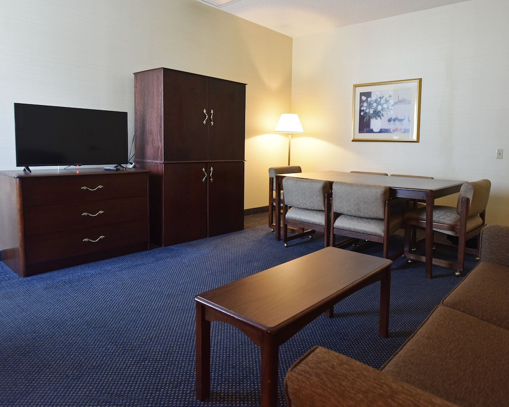 Maron Hotel And Suites - photo 4