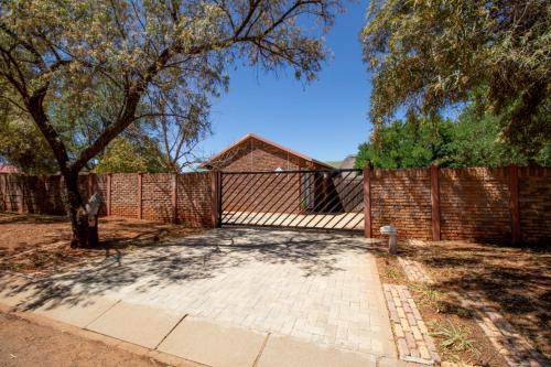 Guesthouse@Spekboom — 4-Star Luxury Hotel in Klerksdorp, South Africa