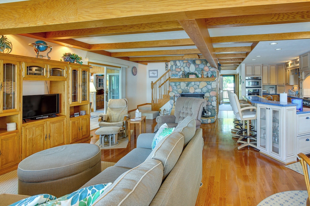 Sauna Fireplaces Lakefront Cadillac Retreat — hotel in Cadillac