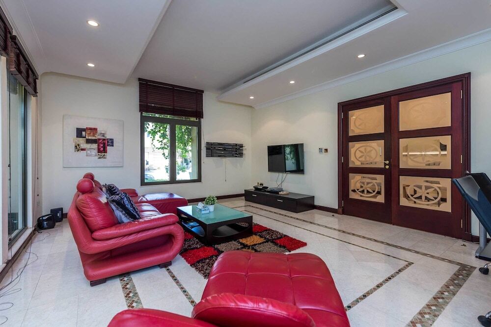 5 Bedroom Garden Villa at Frond E by Deluxe Holiday Homes — 4-Star Luxury Hotel in Dubai, United Arab Emirates