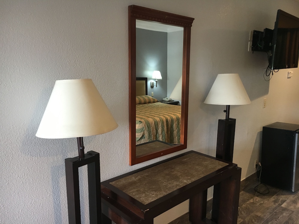 Bellflower Travel Inn - photo 11