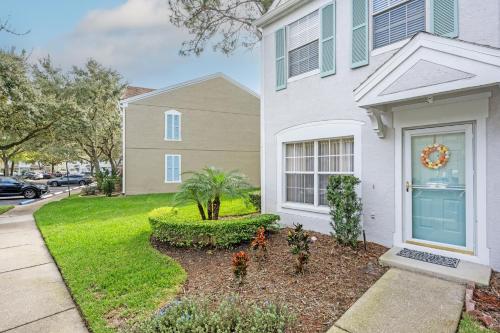 Gated Elegant 2BR Townhome KING Bed Pool WiFi Wash & Dry AC Private Patio facing preserves Free Parking NICE FOR Medical Business Groups Relo by Moffitt Cancer CTR Tampa Palms Hunters Green Live Oak Cory Lake New Tampa Wesley Chapel — 4-Star Luxury Hotel in Tampa, United States