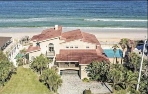 Flagler Beach Ocean Front Villa w Lg. In ground Pool 5 6Br 4Bth& attached apt — 4-Star Luxury Hotel in Flagler Beach, United States