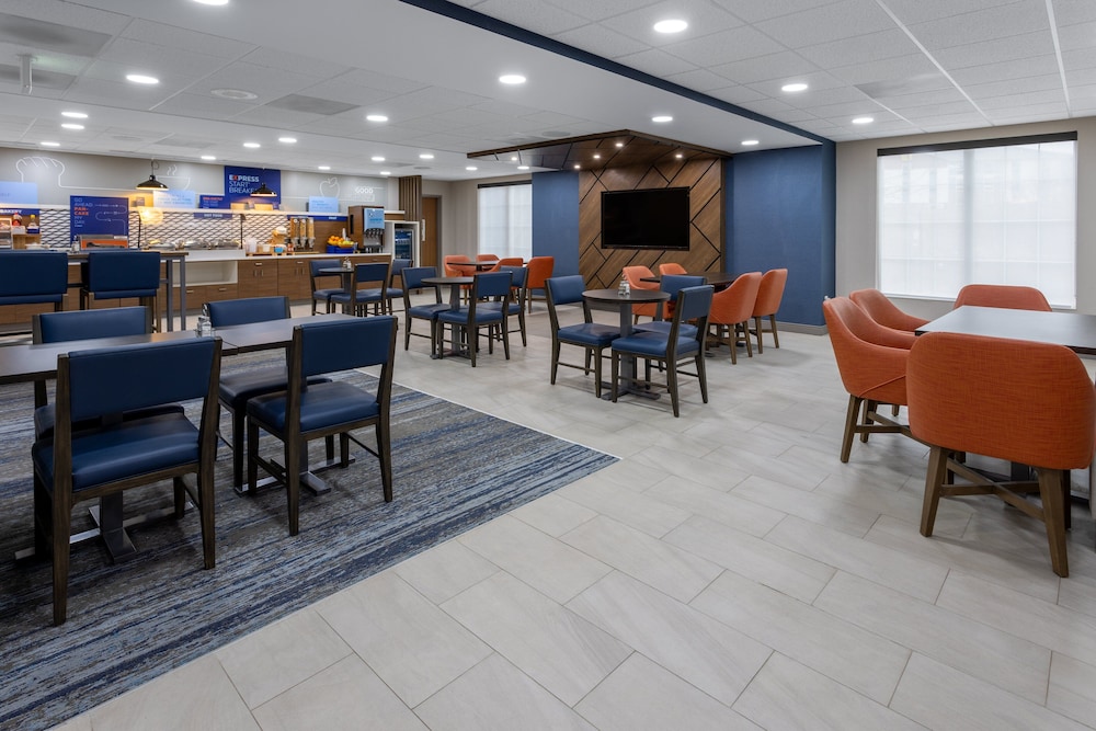 Holiday Inn Express & Suites Center Township by IHG - photo 30
