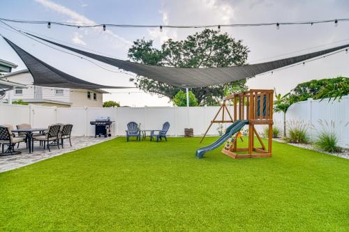 5 Mi to Beach: Tampa Retreat w Furnished Lanai in Tampa, United States