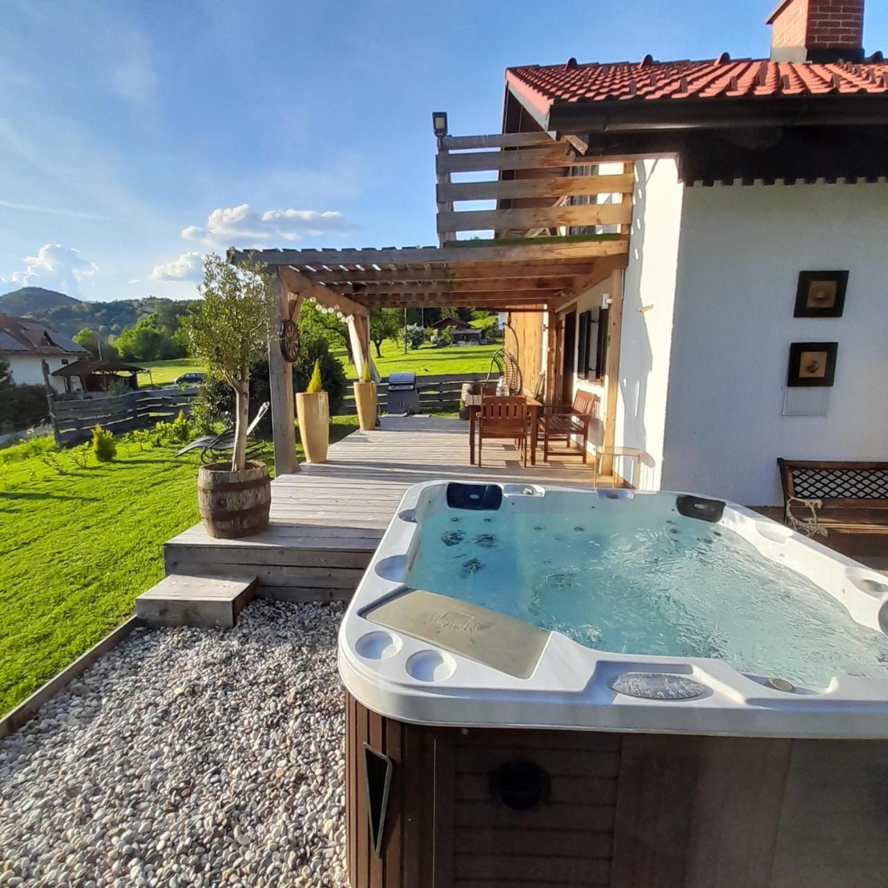 Počitniška hiška pri Lipi in Unknown City, Slovenia