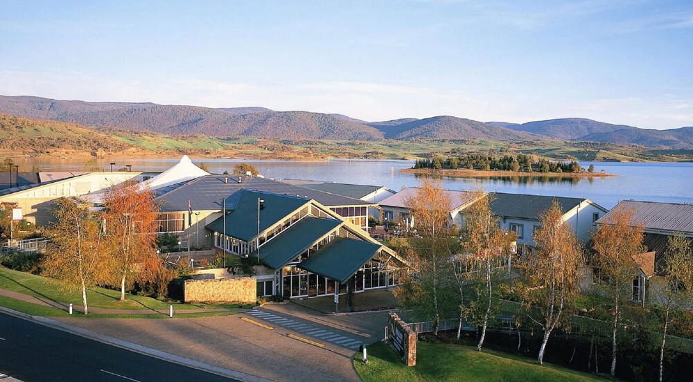Horizons 216 Deluxe Lake Front Studio l Pool l Tennis l Air Con in Jindabyne, Australia