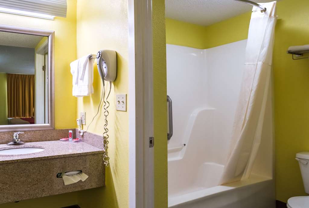 Econo Lodge Picayune - photo 16