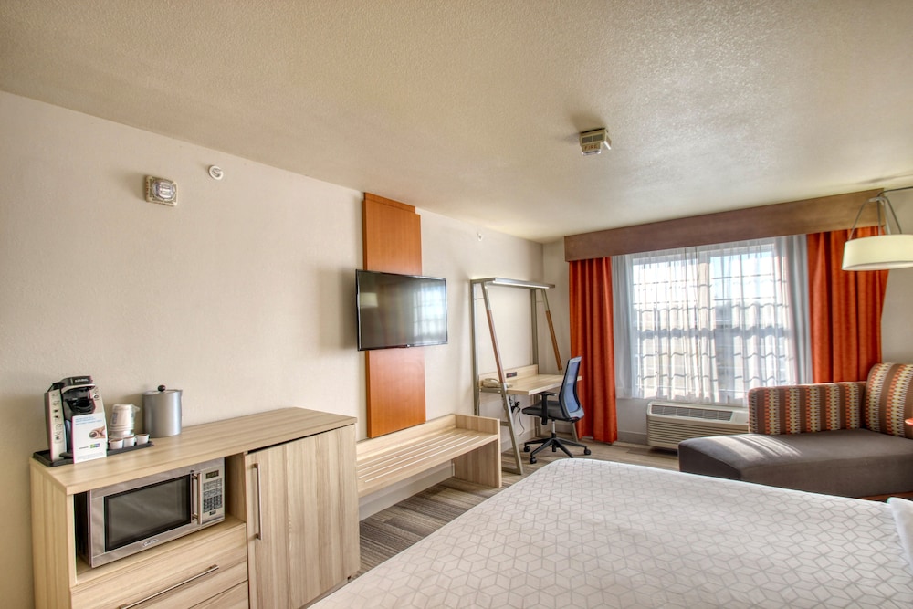 Holiday Inn Express Hotel & Suites Milwaukee Airport by IHG - photo 37