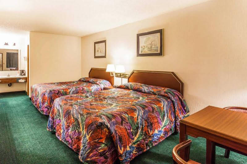 Econo Lodge Everett - photo 19