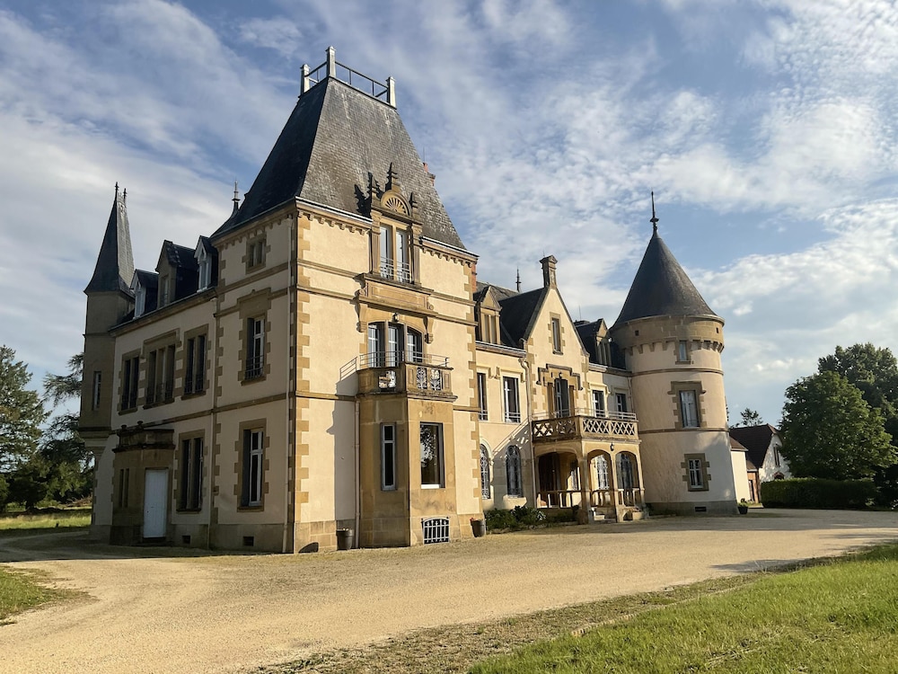 Chateau Tout Y Fault — Saint Pourcain Sur Sioule