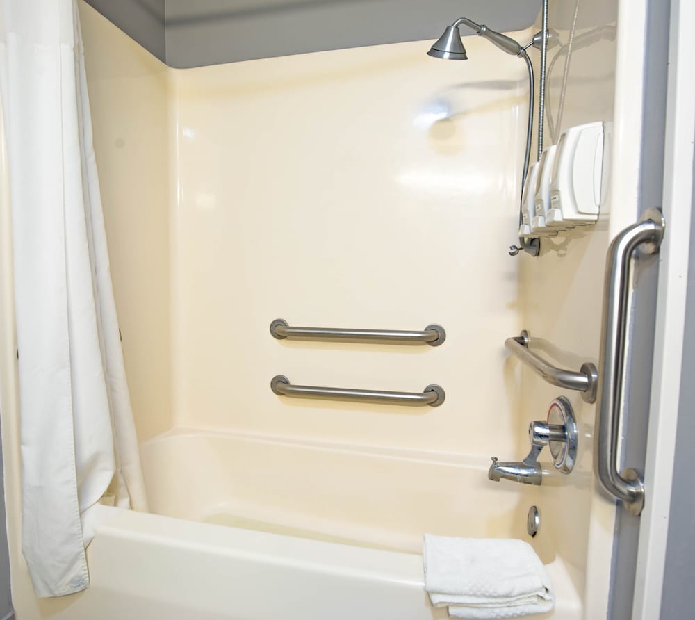 Quality Inn & Suites Woodstock near Lake Geneva - photo 11