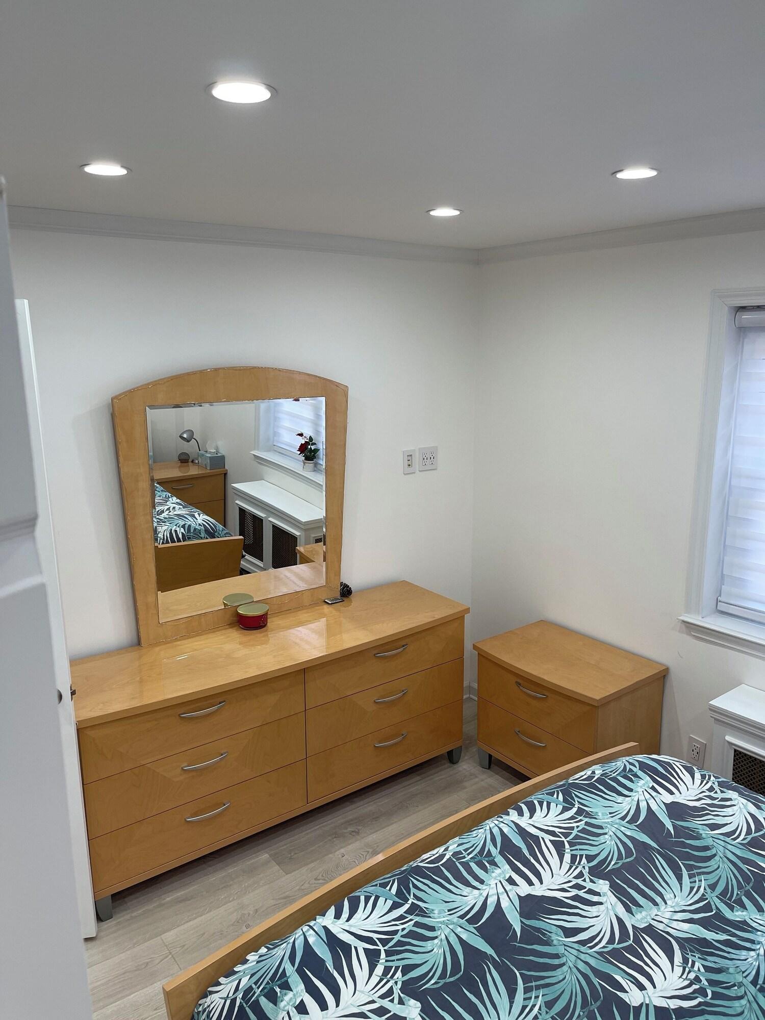 Renovated Jacuzzi Tub Home NYC LGA JFK Washer Dryer — 4-Star Luxury Hotel in Kew Gardens, United States