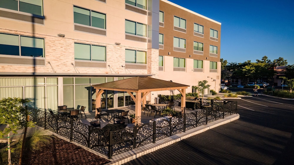 Holiday Inn Express & Suites Chico by IHG - photo 26