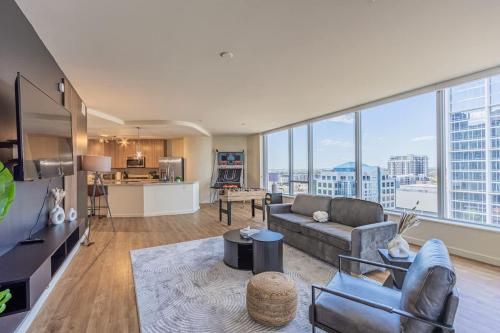 1BR Modern Apartment in DT HighRise with Gym Parking Pool and W D — 4-Star Luxury Hotel in Phoenix, United States
