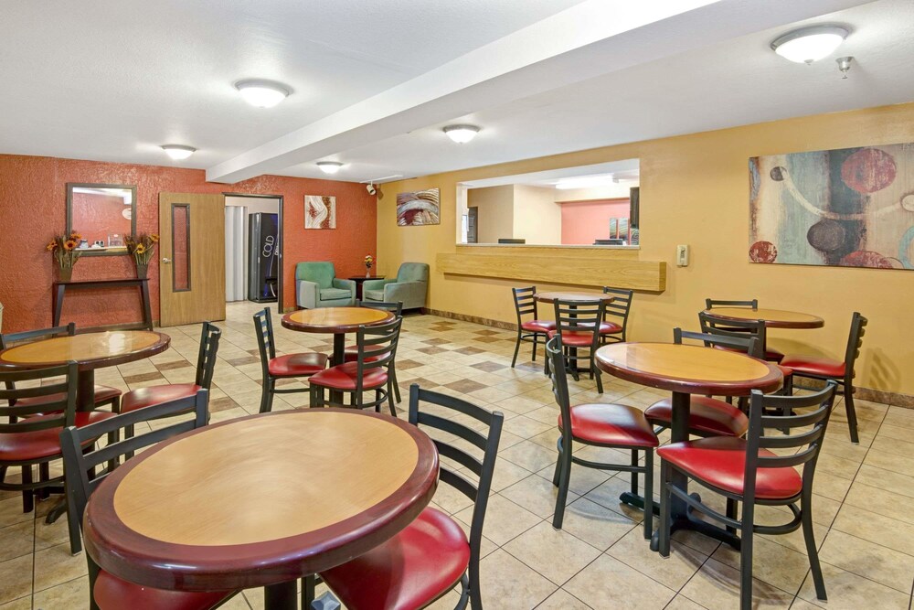 Albuquerque Hotel West - photo 11