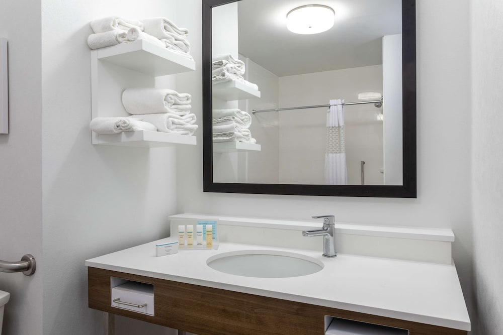 Hampton Inn Bedford - photo 25