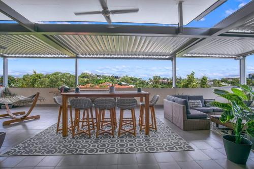 Top of Taringa Penthouse with Sweeping Views — 4-Star Luxury Hotel in Brisbane, Australia