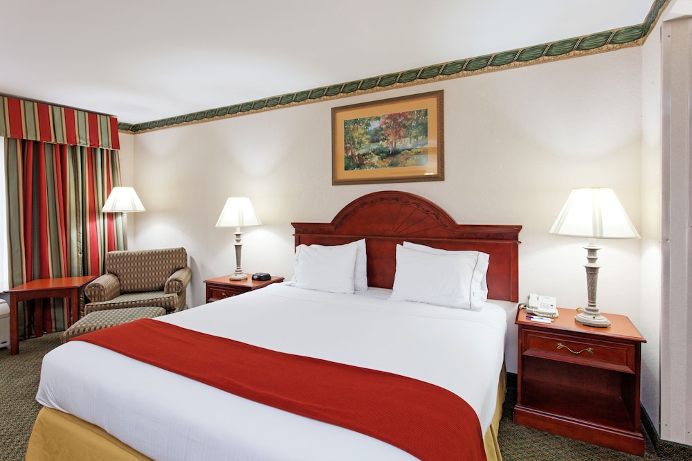 Holiday Inn Express Hotel & Suites Tupelo by IHG - photo 3