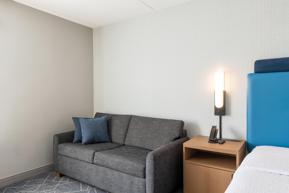 Hampton Inn Portsmouth Central - photo 33