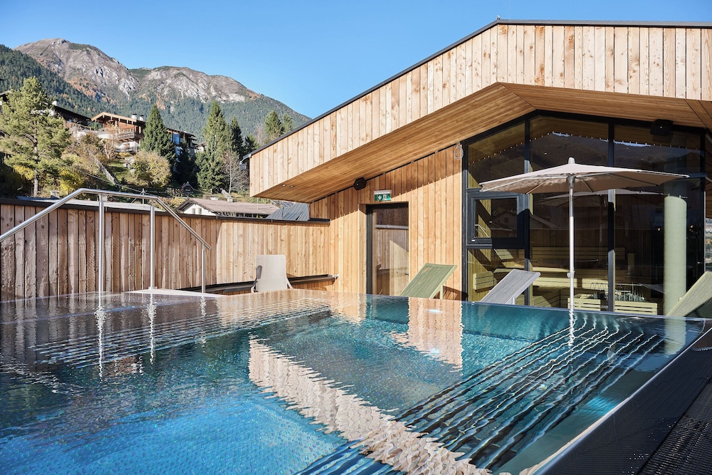 Lärchenlodge SkySpa and Rooftop Pool inklusive Stubai SuperCard in Fulpmes, Austria
