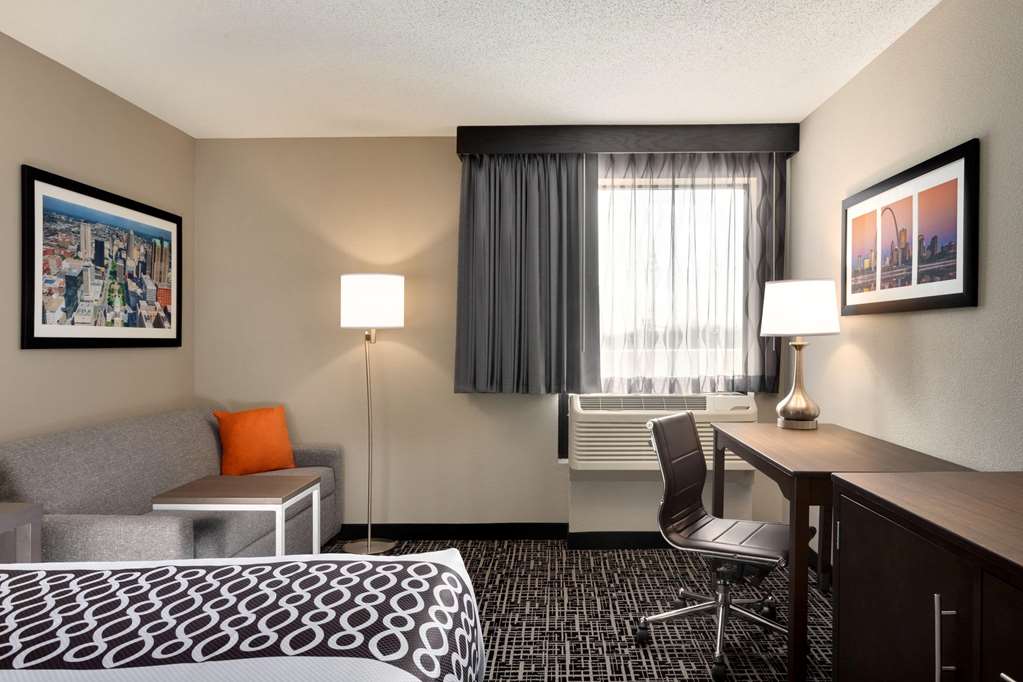 La Quinta Inn & Suites by Wyndham St Louis Route 66 - photo 28