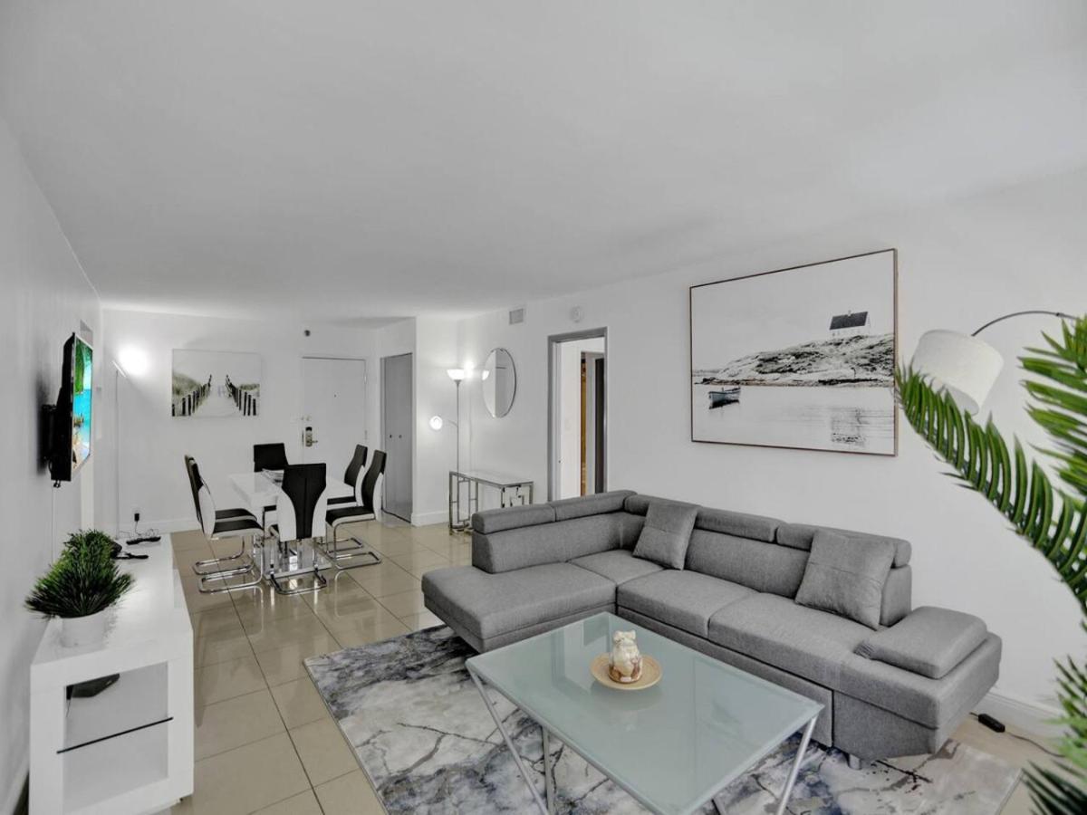 Oceanfront condo beach service 411 — 4-Star Luxury Hotel in Miami Beach, United States