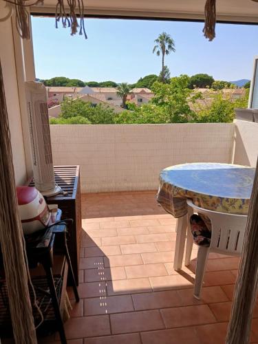 2 Pieces Terrasse 39m2 a 500m de la Plage in Le Lavandou, France