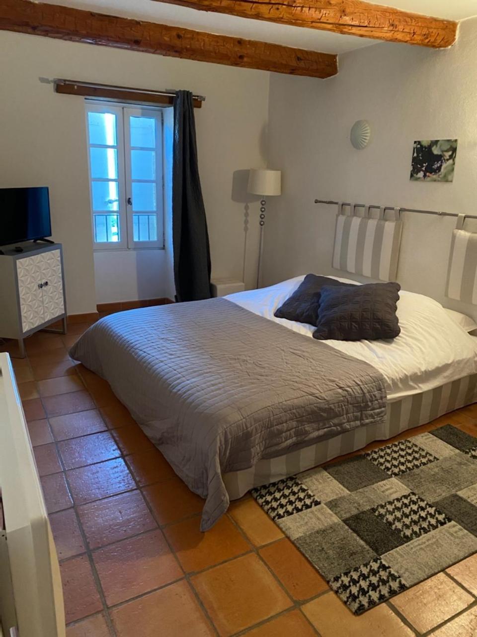 Pegau Bed Room — 4-Star Luxury Hotel in Chateauneuf-Du-Pape, France