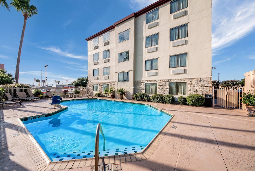 Red Roof Inn Laredo - photo 30