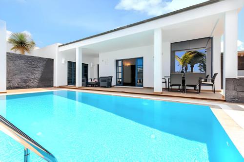 Elegant Villa near Playa Blanca private pool garden. — 4-Star Luxury Hotel in Playa Blanca, Spain