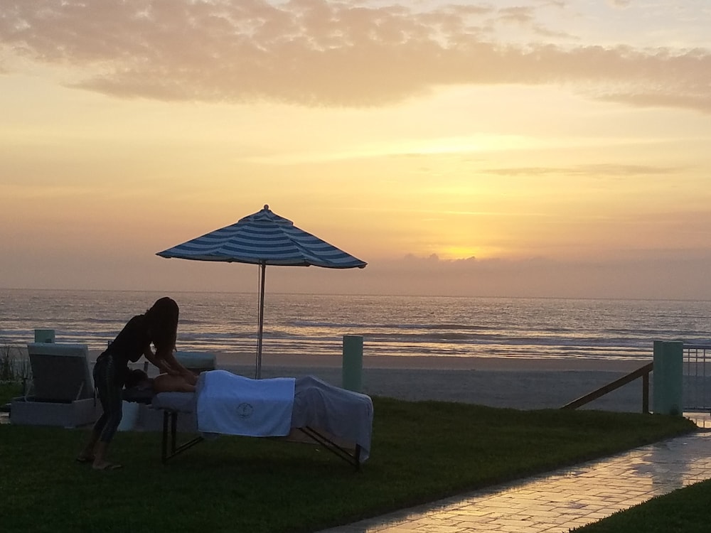 The Salty Mermaid Oceanfront Hotel - photo 15