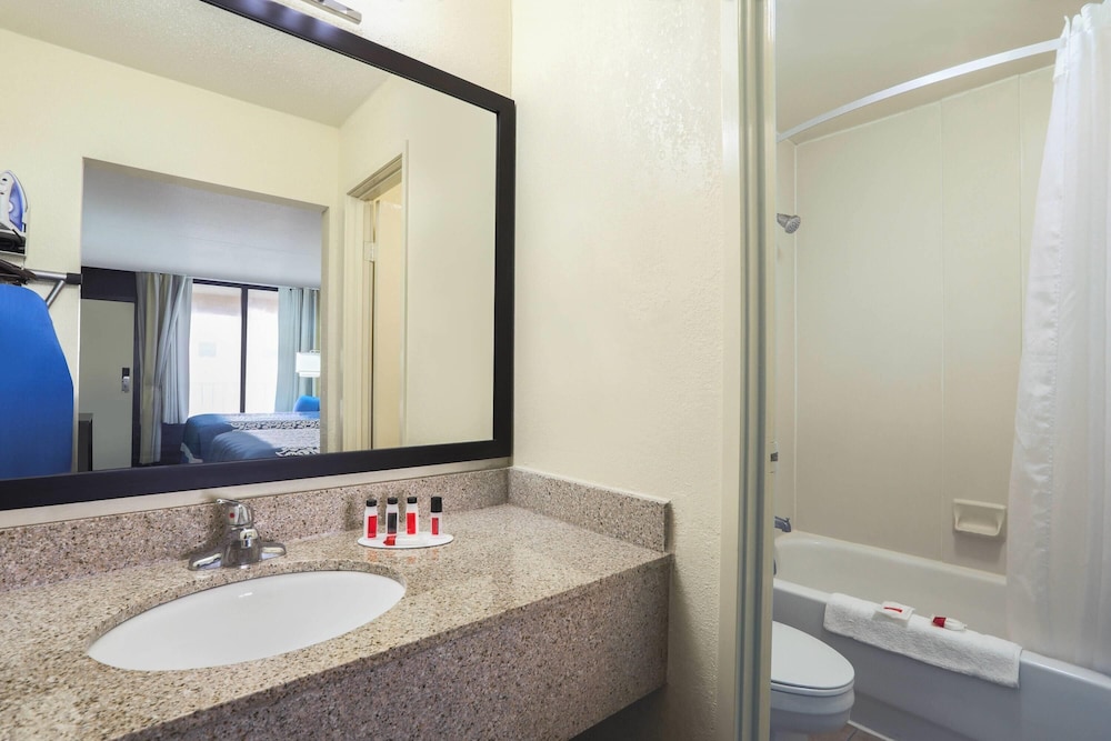 Days Inn by Wyndham Newark Wilmington - photo 11