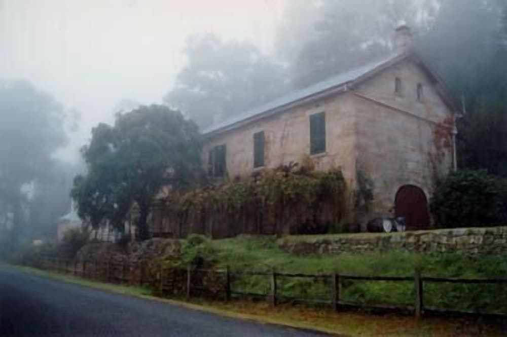 Tizzana Winery Bed & Breakfast — 5-Star Luxury Hotel in Sydney, Australia