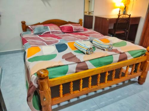 Ebony Room AC Kitchenette Ensuite Independent Homestay
