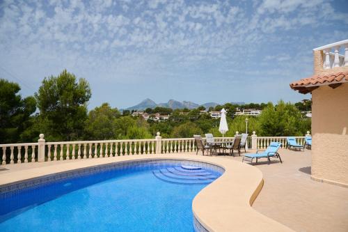 Villa with pool and hot tub on golf course — 4-Star Luxury Hotel in Altea, Spain