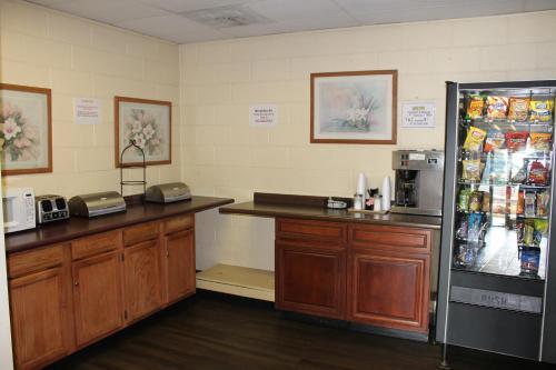 Scottish Inn Knoxville - photo 30