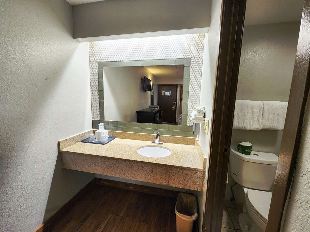 Americas Best Value Inn & Suites Little Rock at Scott Hamilton Dr - photo 28