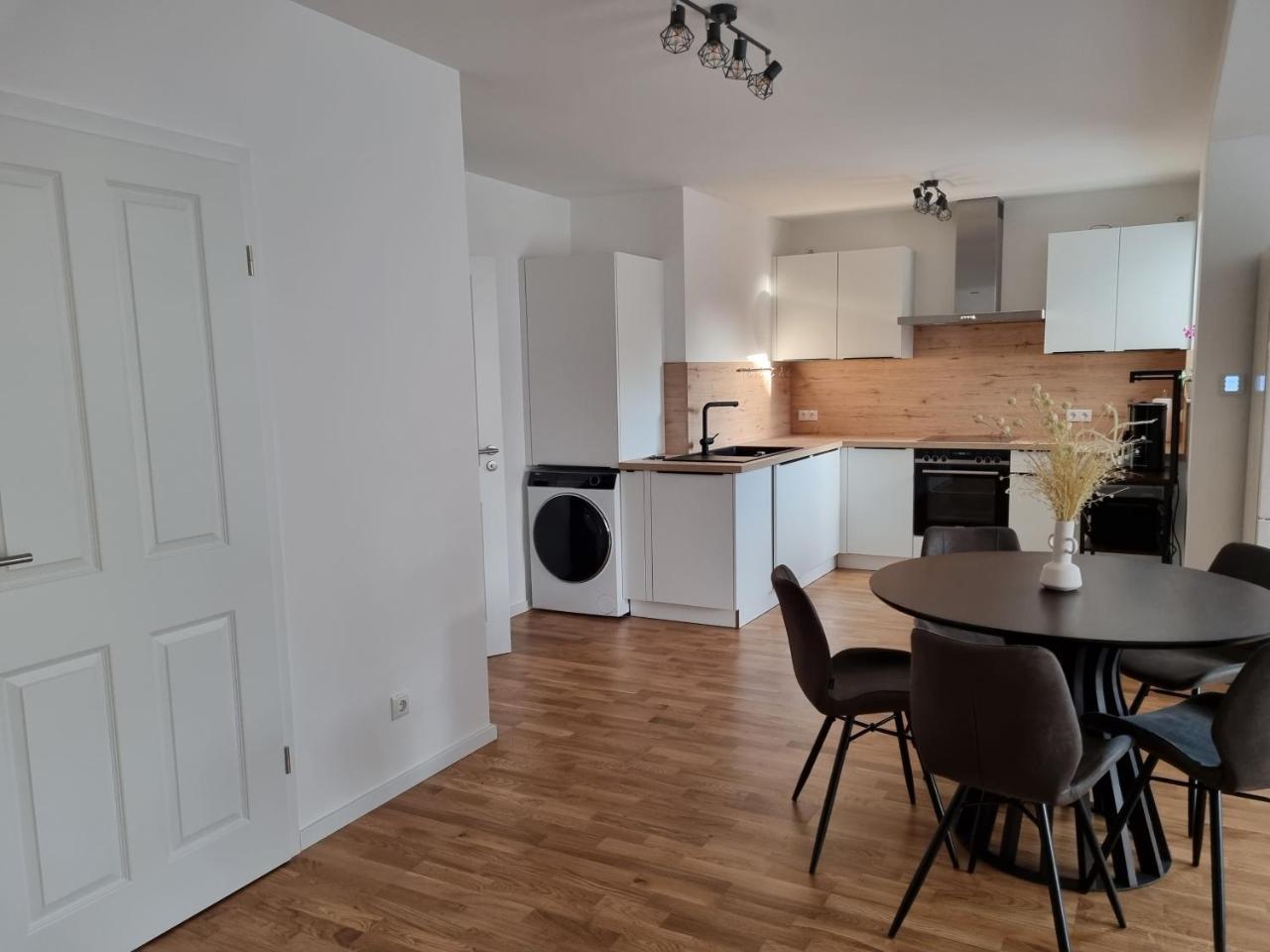 Gemütliche Premium Ferienwohnung mit Terrasse nähe S Bahn — 4-Star Luxury Hotel in Burgthann, Germany