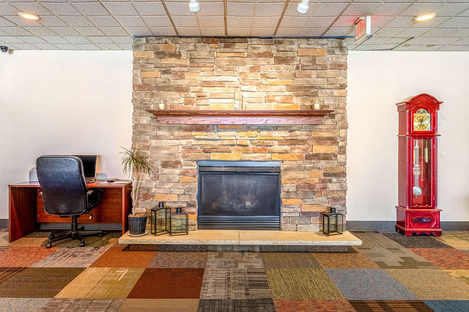 Econo Lodge - photo 9