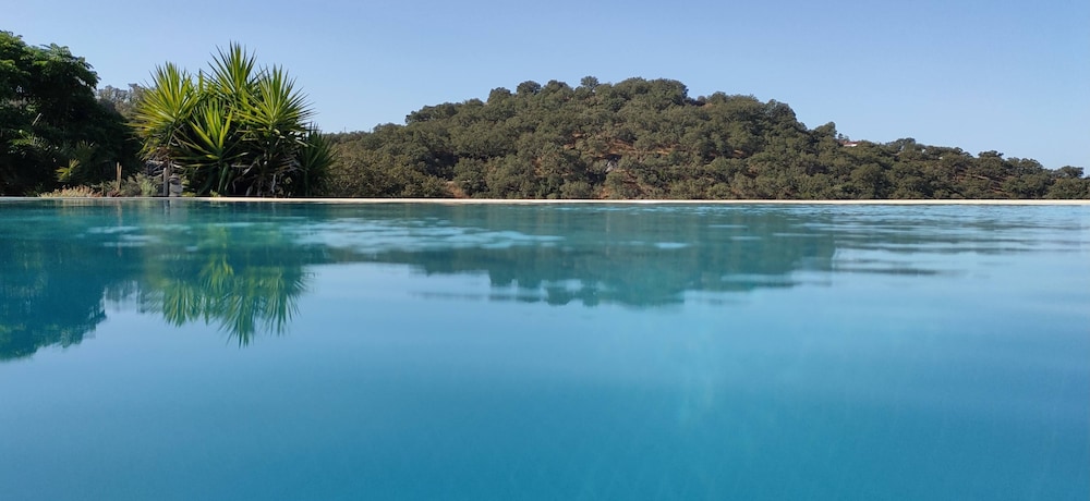 Casas de Campo do Castro da Cola — 4-Star Luxury Hotel in Ourique, Portugal